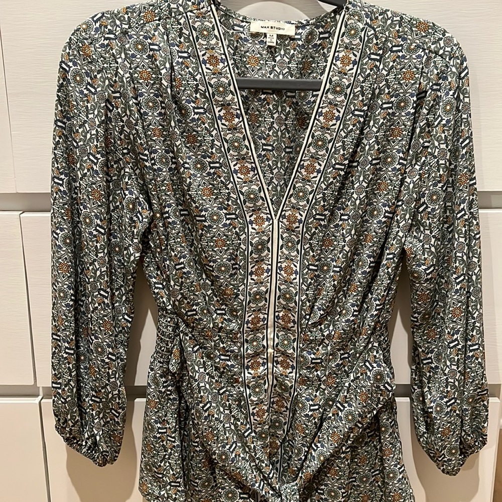 Max Studio Green floral Waist Tie Blouse Max Studio size M. Never Worn